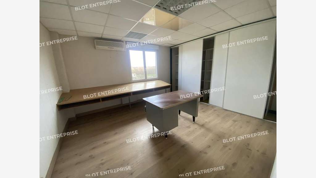 A vendre local d'activités 700m² ZI de Saint Malo