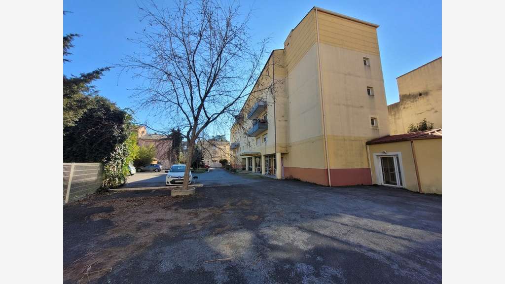 A vendre idéal investisseur local 434m² à Alès