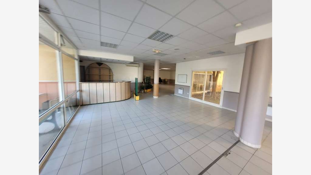 A vendre idéal investisseur local 434m² à Alès