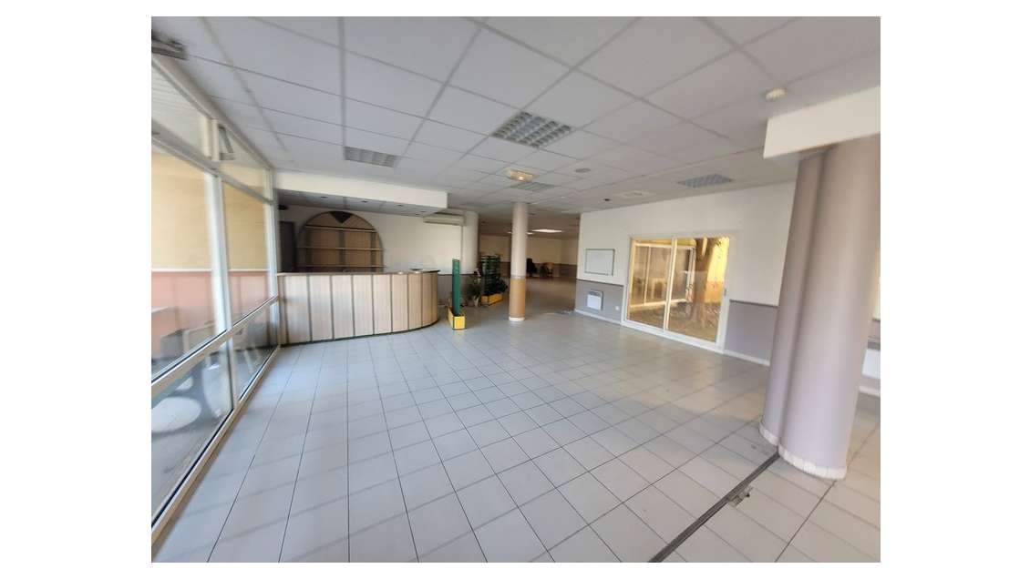 A vendre idéal investisseur local 434m² à Alès
