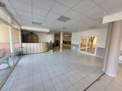 A vendre idéal investisseur local 434m² à Alès