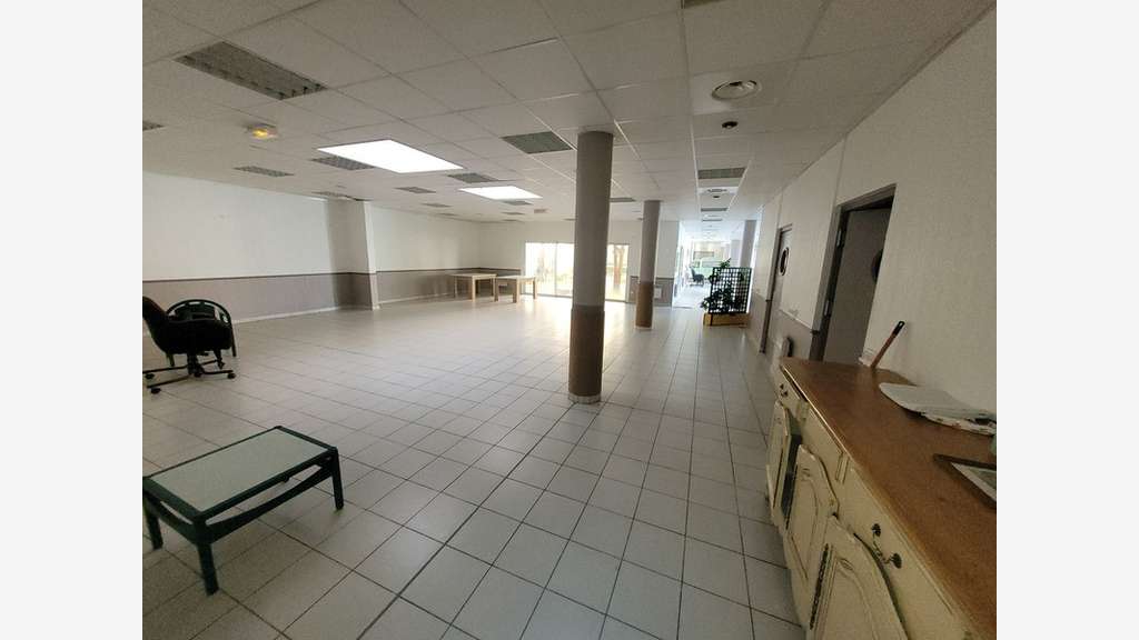 A vendre idéal investisseur local 434m² à Alès