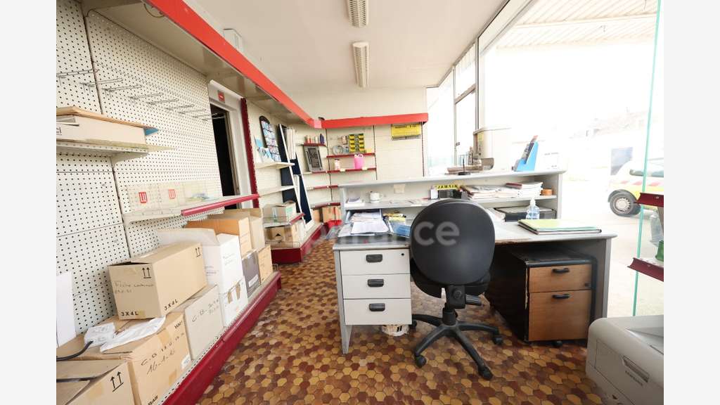 A vendre locaux  sur axe passant de Châtellerault