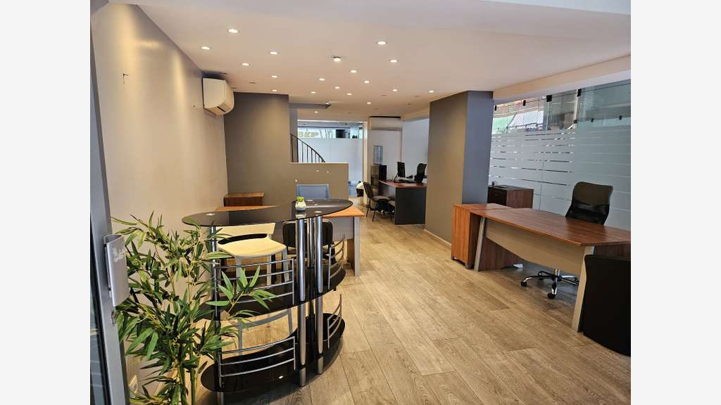 Vente splendide local commercial 153 m² à Antibes