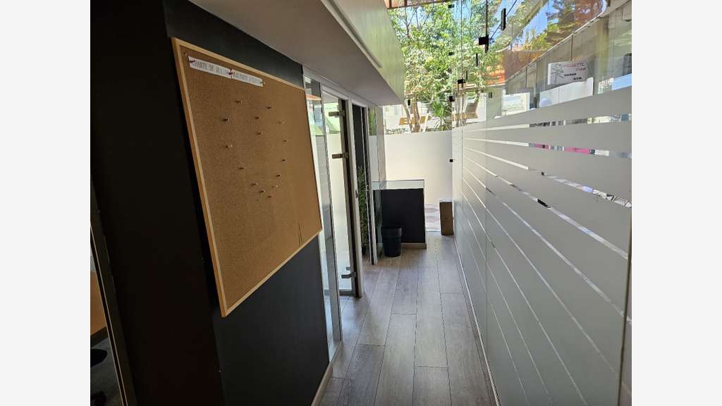 Vente splendide local commercial 153 m² à Antibes