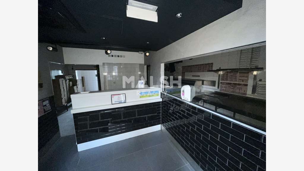 Local commercial + Appartement duplex à SAINT GENI