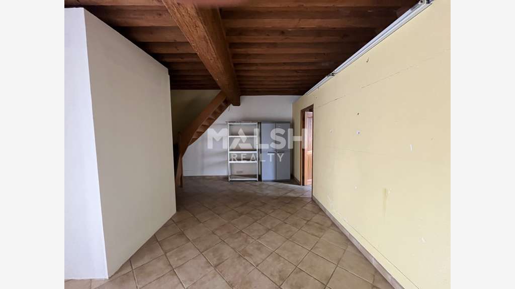 Local commercial + Appartement duplex à SAINT GENI