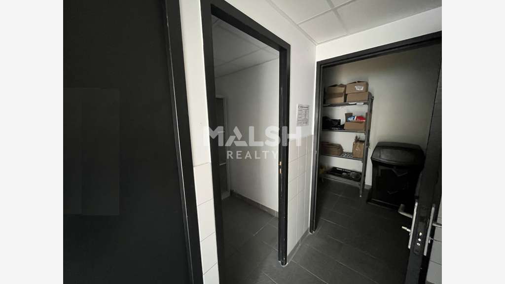Local commercial + Appartement duplex à SAINT GENI
