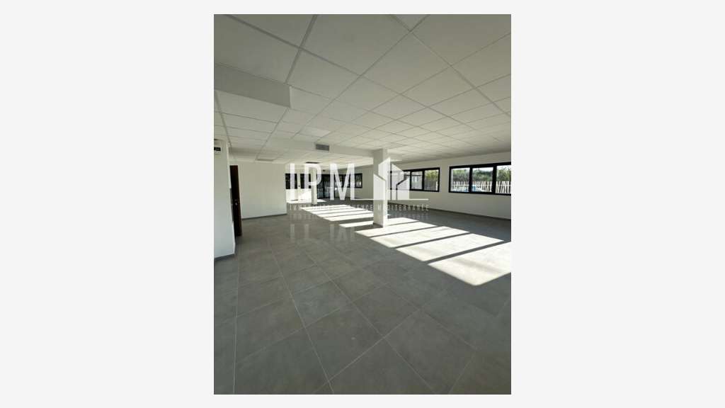 A vendre local 255m² ZA Napollon Aubagne D96