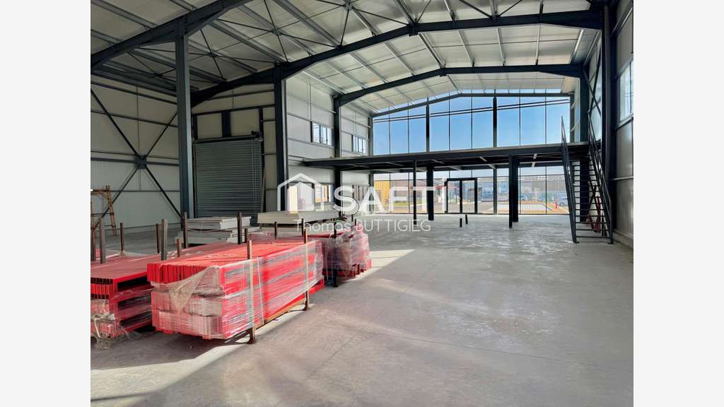 Vente local 800m² en za à Aigrefeuille-sur-Maine