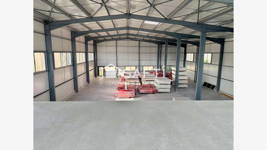 Vente local 800m² en za à Aigrefeuille-sur-Maine