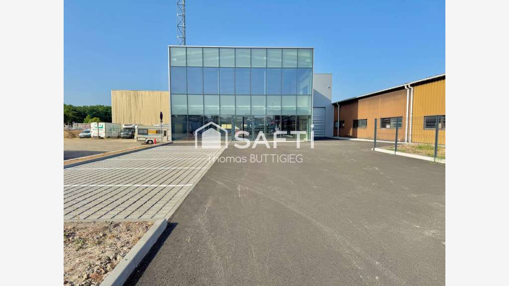 Vente local 800m² en za à Aigrefeuille-sur-Maine