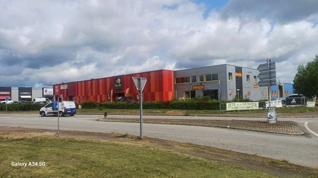 AV ensemble commercial 1100m² sur Alençon