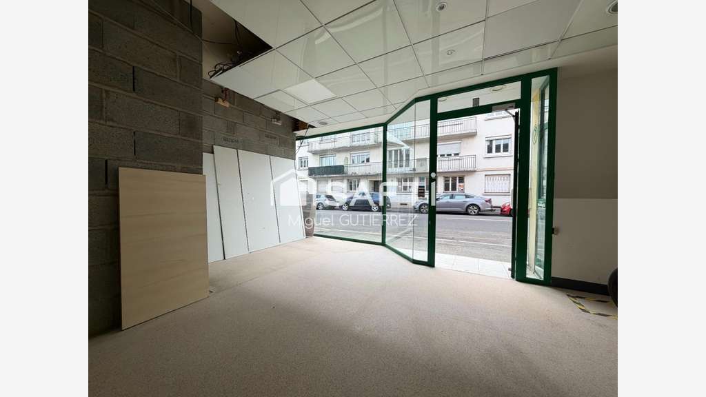 Local 140m² avec belle vitrine à Angers Gare 