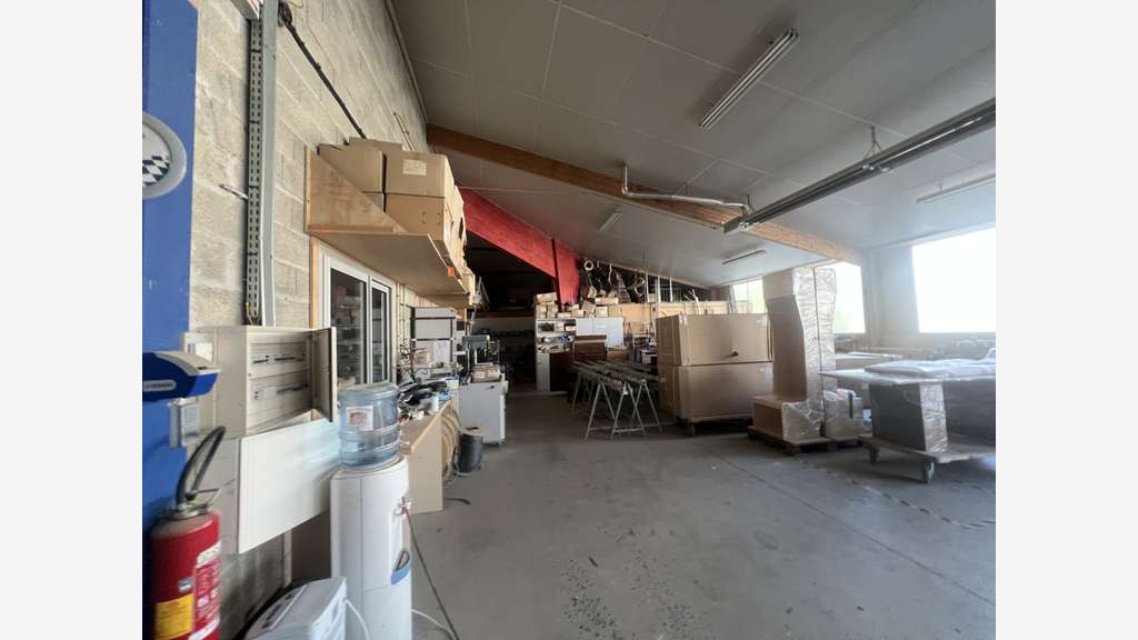 A VENDRE - ENSEMBLE DE BUREAUX ET ENTREPOT/ATELIER