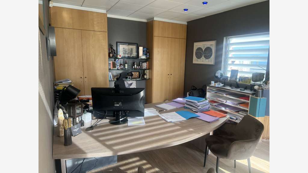A VENDRE - ENSEMBLE DE BUREAUX ET ENTREPOT/ATELIER