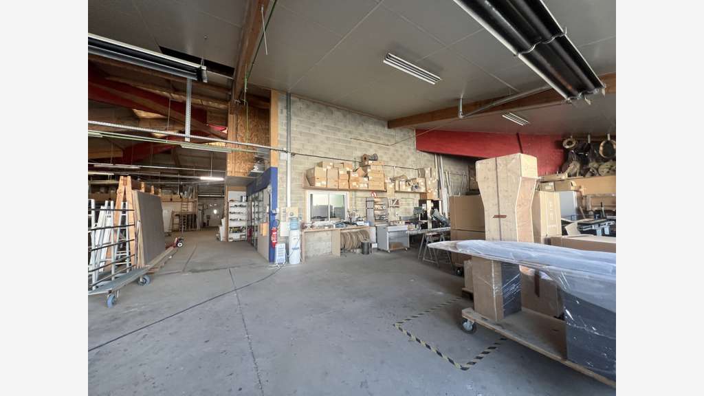 A VENDRE - ENSEMBLE DE BUREAUX ET ENTREPOT/ATELIER