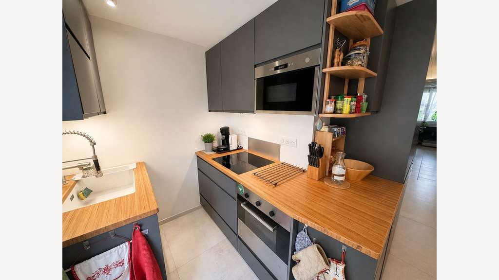Local avec vitrine et appartement T3 à Annecy
