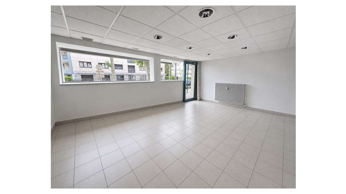 Local commercial avec vitrine et appartement T3 -