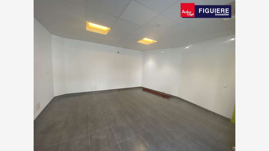 Local commercial de 120m² + cave à vendre ARLES