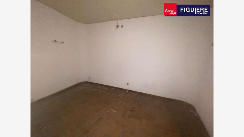 Local commercial de 120m² + cave à vendre ARLES