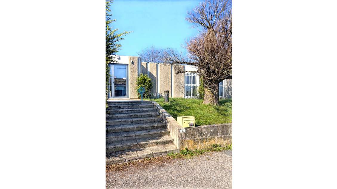 A vendre local de plain-pied 344m² à Aubenas ZAC