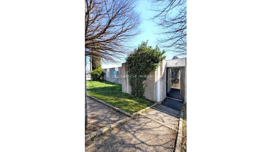 A vendre local de plain-pied 344m² à Aubenas ZAC