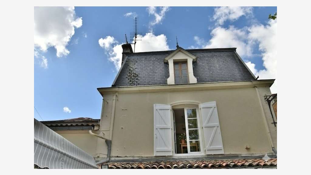Murs hôtel 240m² à vendre Barbezieux Saint Hilaire
