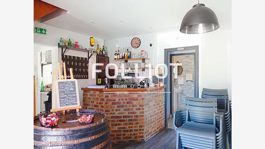 Immeuble avec restaurant et appartement à vendre 