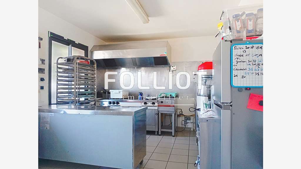 Immeuble avec restaurant et appartement à vendre 