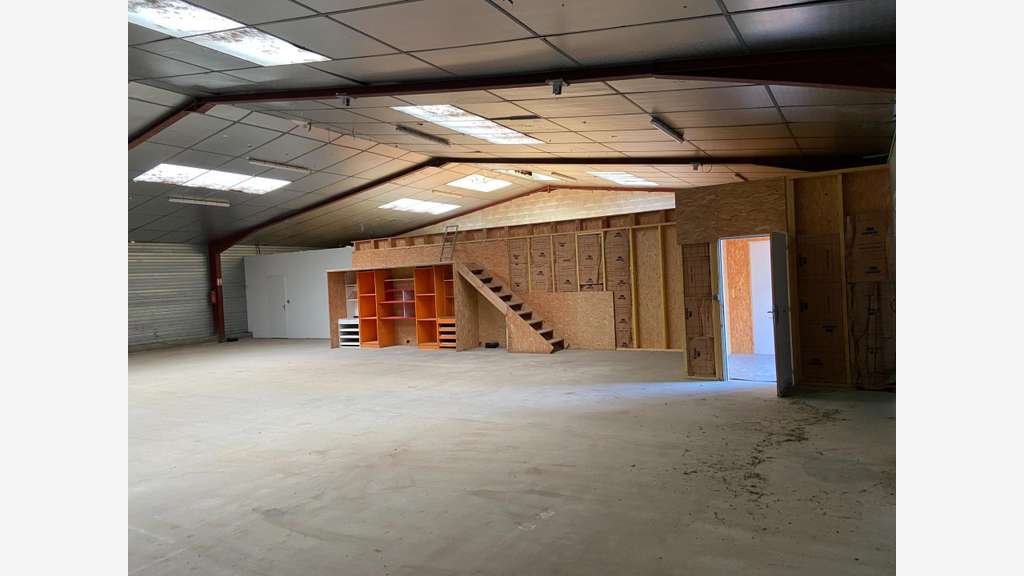 Vente local 1200m² à Beauvoir Sur Mer 