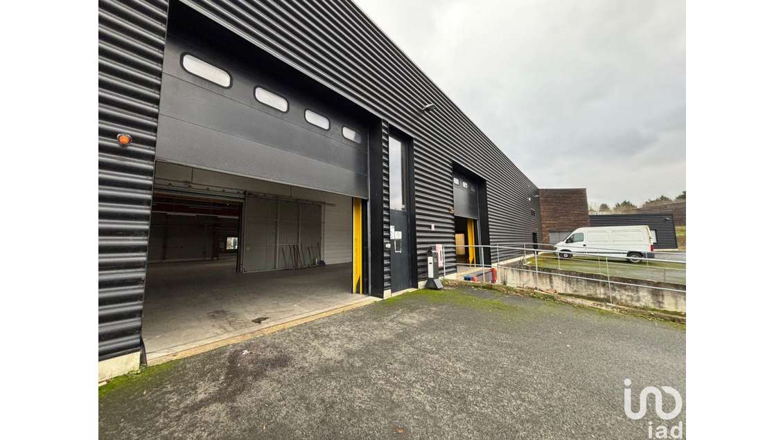 Murs commerciaux à Berd'Huis