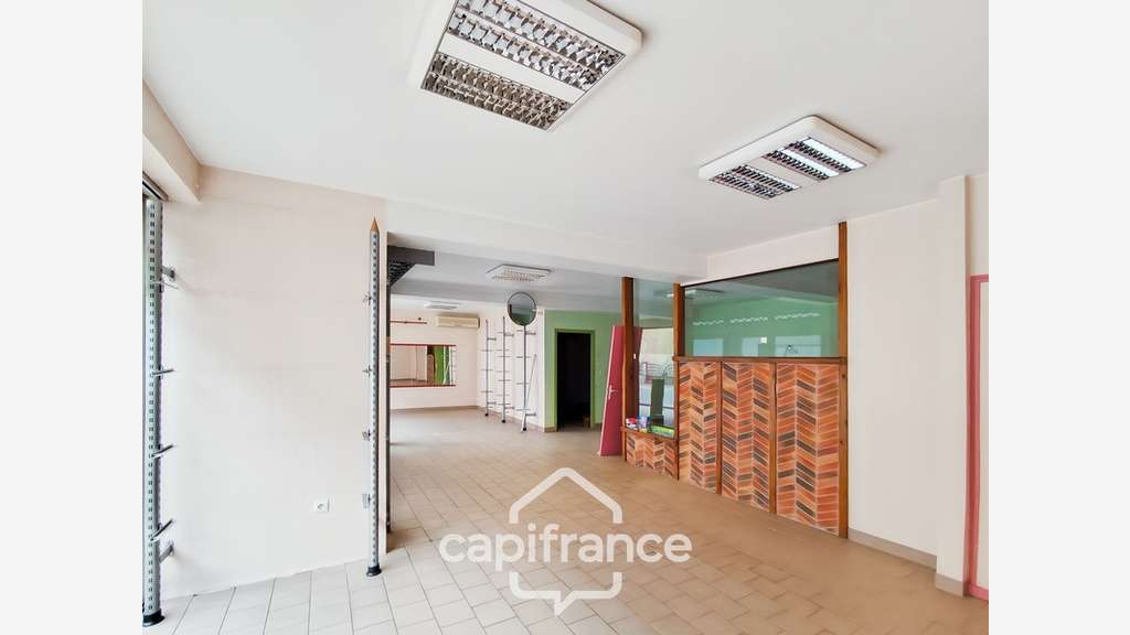 Local commercial 179m² à vendre à Bessé-sur-Braye