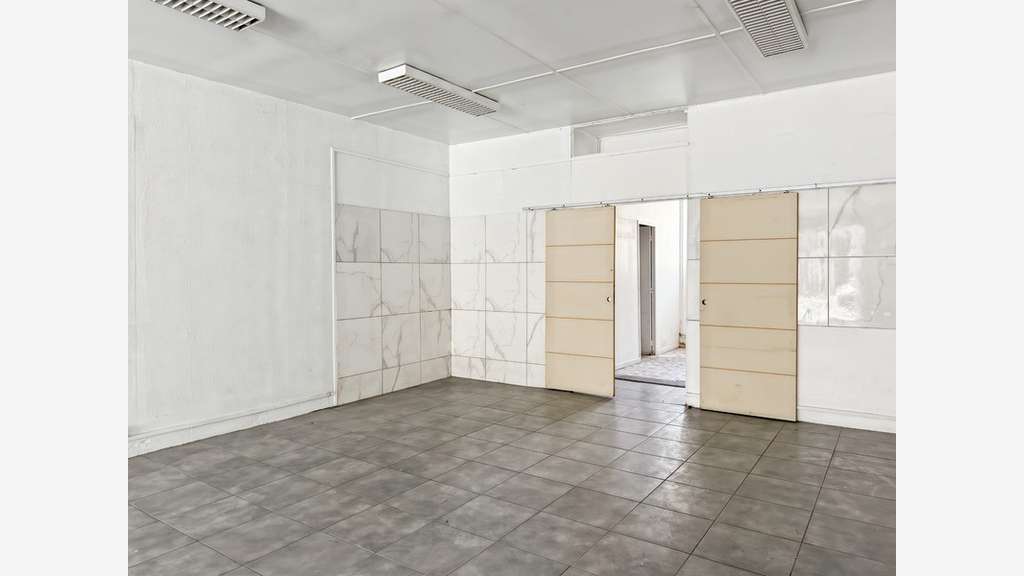 AV local commercial 85m² avec cave 44m² à Bordeaux