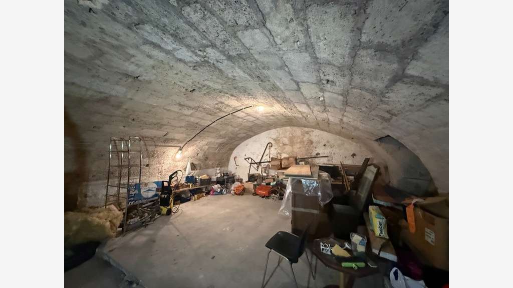 AV local commercial 85m² avec cave 44m² à Bordeaux