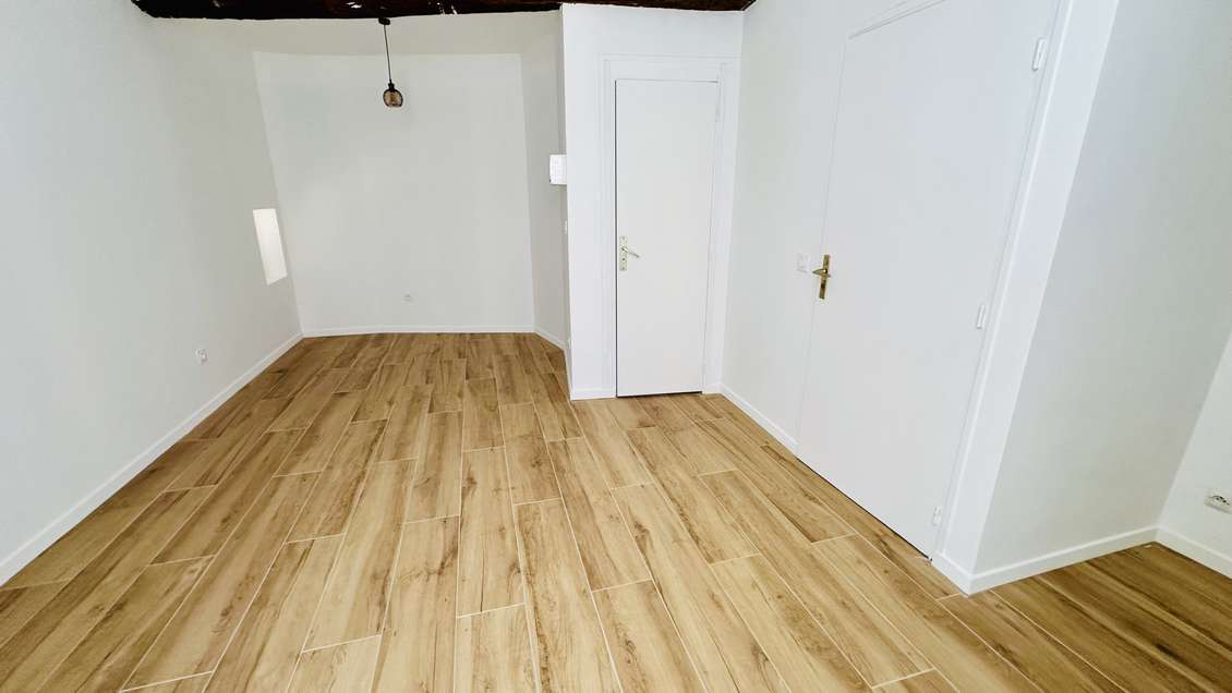 Beau local rénové avec parking à Brignoles