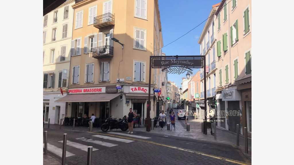 Droit au bail local d'angle 100m² à Cannes centre