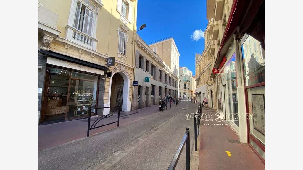 Local 210m² à Cannes perpendiculaire Rue d'Antibes