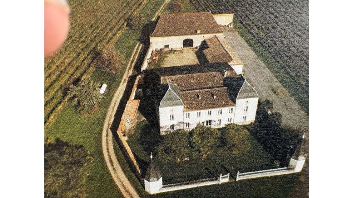 Château dominant les côteaux DE L'ENTRE DEUX MERS