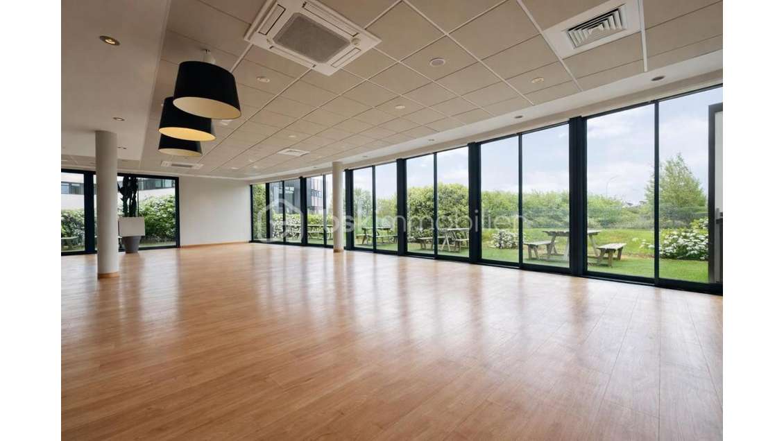 AV murs 250m² empl premium zone Kerpont à Caudan