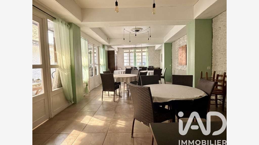 Vente local commercial 715m² à Charols