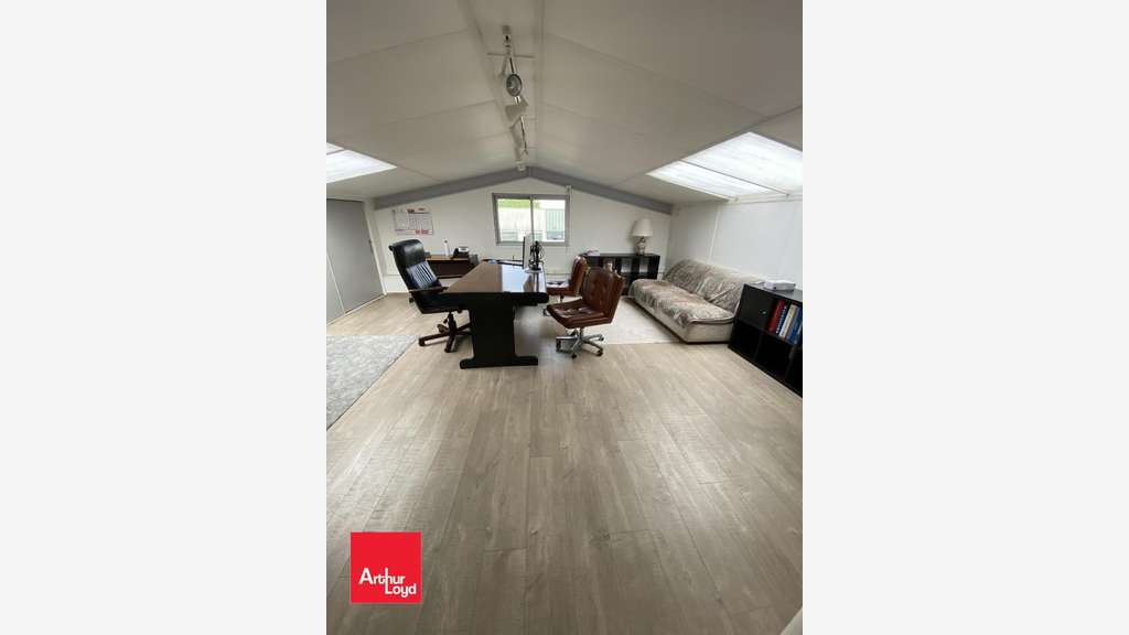 À VENDRE  Bâtiment d'activité de 707 m² sur terr