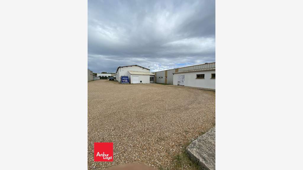 À VENDRE  Bâtiment d'activité de 707 m² sur terr