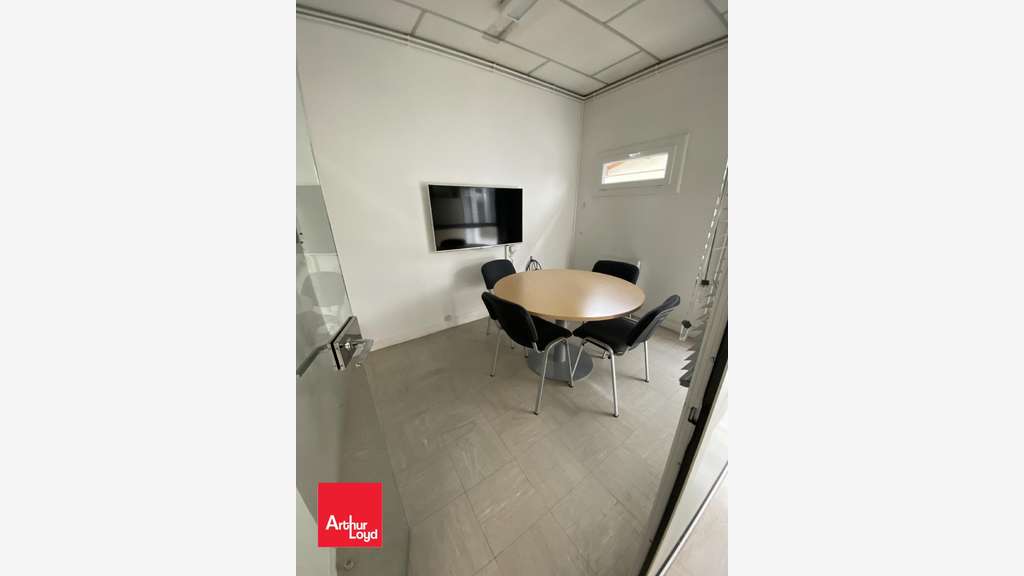 À VENDRE  Bâtiment d'activité de 707 m² sur terr