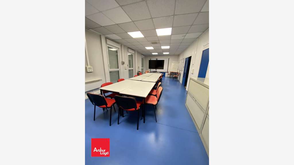 À VENDRE  Bâtiment d'activité de 707 m² sur terr