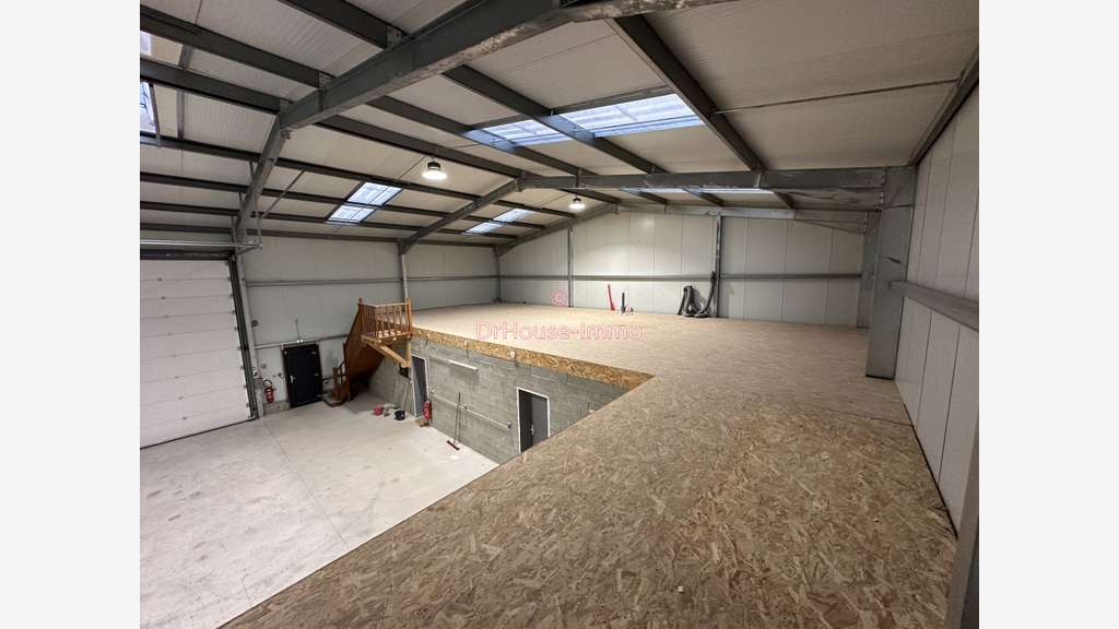 Hangar et bureaux 367m² sur 2100m² Château-Landon