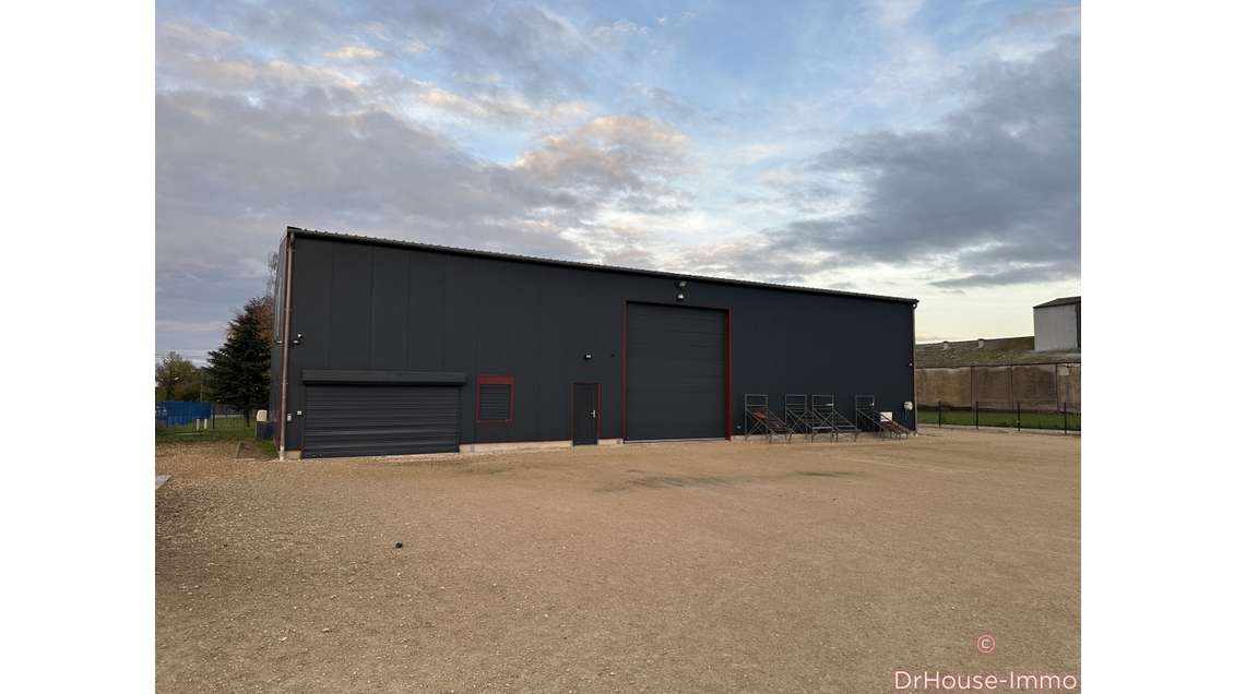 Hangar et bureaux 367m² sur 2100m² Château-Landon