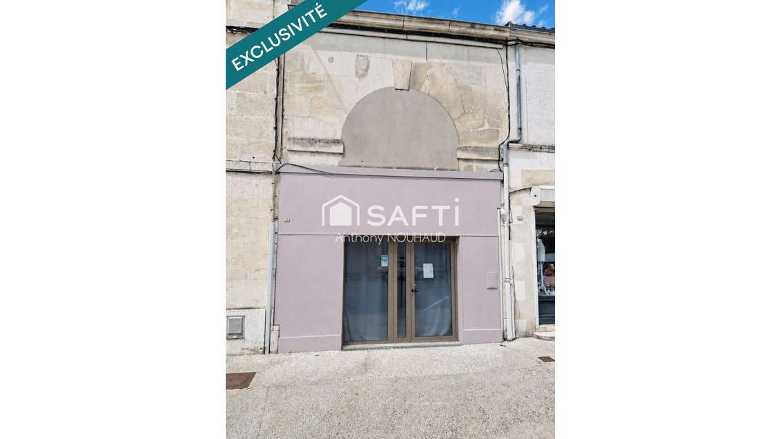 Local commercial avec vitrine, étage au dessus.