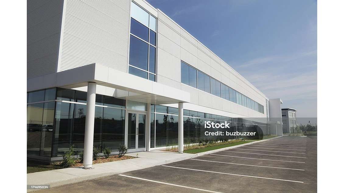 AV bâtiment 906m² en zone commerciale à Confolens