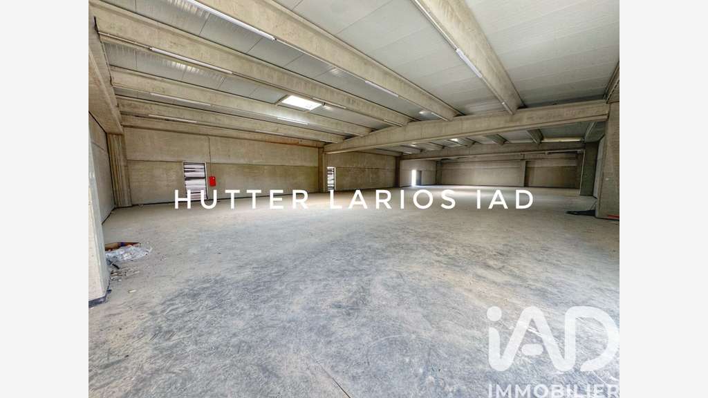 Vente local commercial 560m² à Cuers
